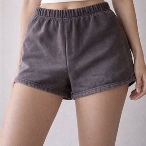 TNA Aritzia
sweat shorts 
Size Medium 
Super cute and in good condition